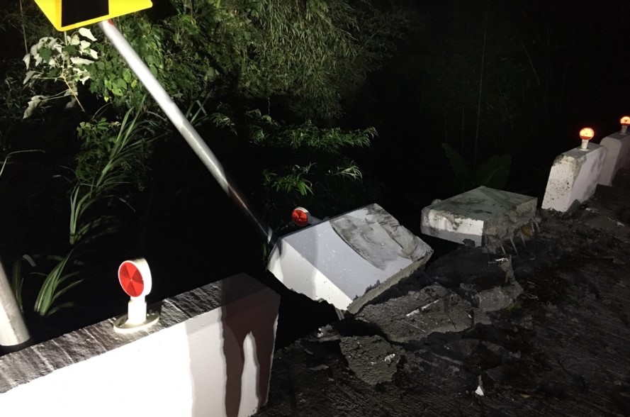 ▲楊民因路況不熟,夜晚駕車撞破水泥護欄後,整車墜入山谷 (圖/苗栗縣政府 提供)