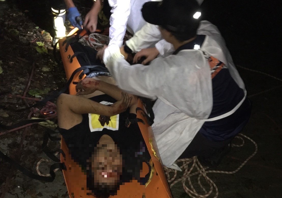 ▲楊姓駕駛被救起,送往苗栗大千醫院治療 (圖/苗栗縣警察局 提供)