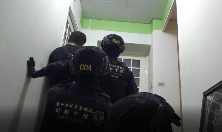 ▲警方攻堅博弈網站機房 (圖/台中市警察局 提供)