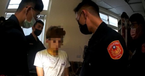 【有片】眼尖警察實習生展本能 初體驗即緝捕通緝犯 33 S 18309363