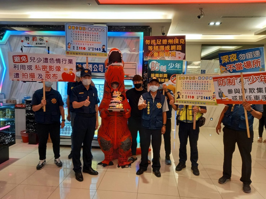 圖片說明：彰化警察分局昨（9）日於彰化民生路知名KTV實施青春專案宣導，展示暑假期間保護青少年安全之決心。(記者謝榮浤翻攝)