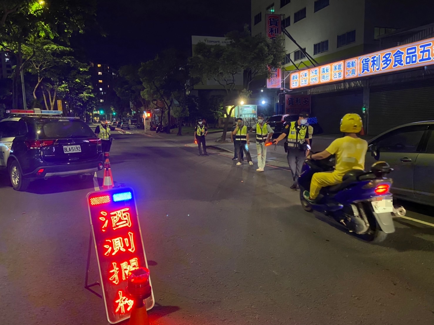 圖片說明:樹林警方為杜絕改裝車夜間噪音擾人清夢,並防制青少年於暑假期間深夜危險駕車,連兩週假日時段連手新北市政府環保局強力取締。(記者徐煜勝翻攝)