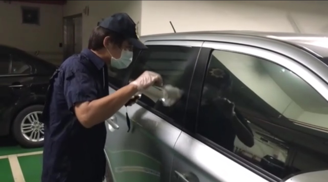圖片說明:士林分局接獲民眾報稱貨車失竊,偵查隊隨即派遣鑑識人員勘驗現場。(記者林艷林翻攝)