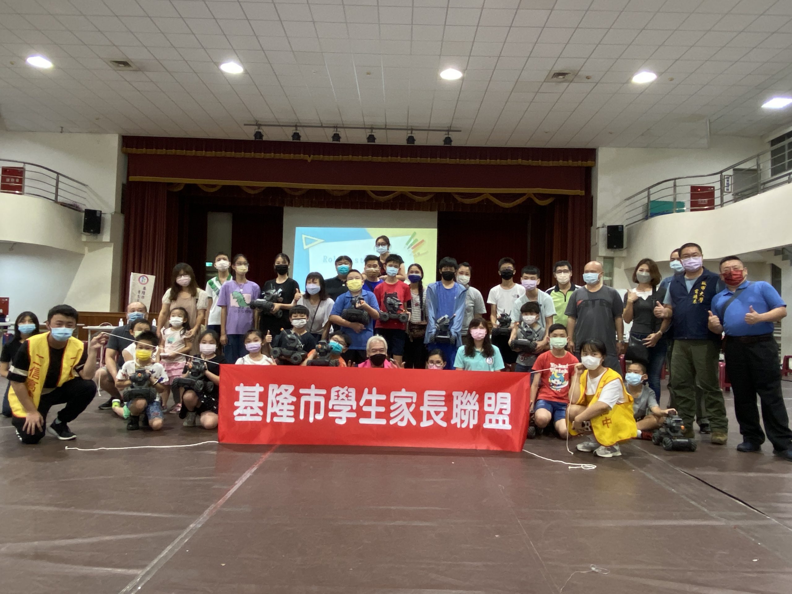基隆市素養整合科技體驗營陪孩子玩出設計創意與數位科技