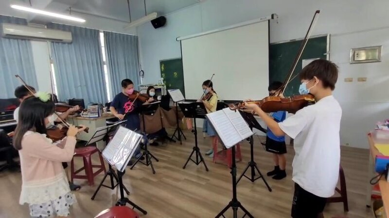 漾新聞|興田國小學生暑假做公益 拉提琴與長者同樂