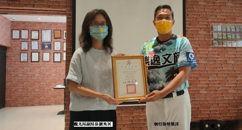 可能是 2 個人、大家站著和室內的圖像