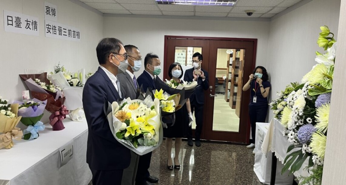 南服中心偕同外交部南辦 前往日台協會高雄事務所悼念安倍晉三