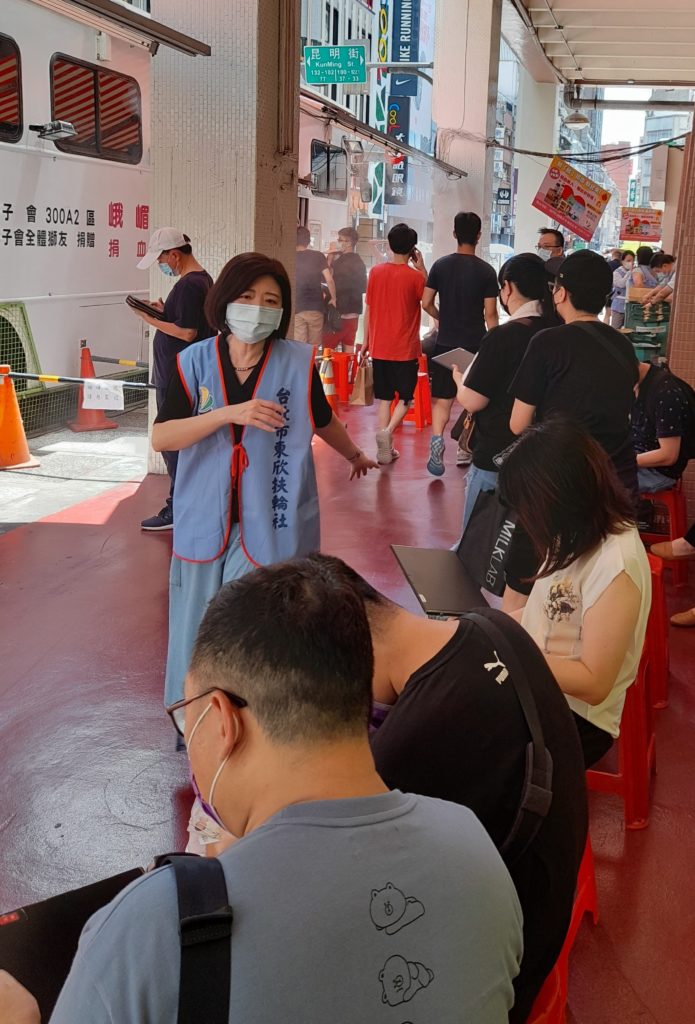 民眾不畏疫情及炎熱高溫，現場排起長龍響應捐血救人