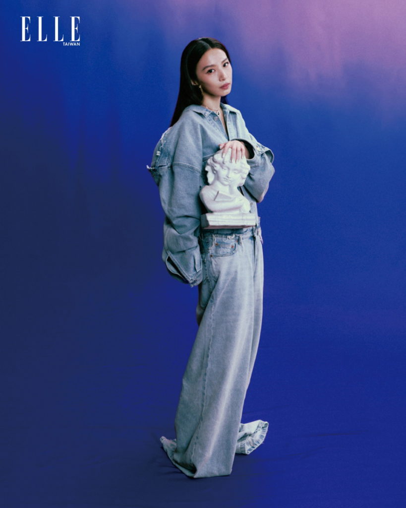 外套、長褲(BOTH BY BALENCIAGA);耳環(SAINT LAURENT);項鍊(VANN JEWELRY)。照片轉載自「《ELLE》國際中文版雜誌」