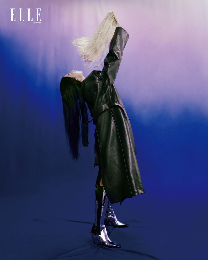 皮衣、長靴(BOTH BY PRADA)。照片轉載自「《ELLE》國際中文版雜誌」