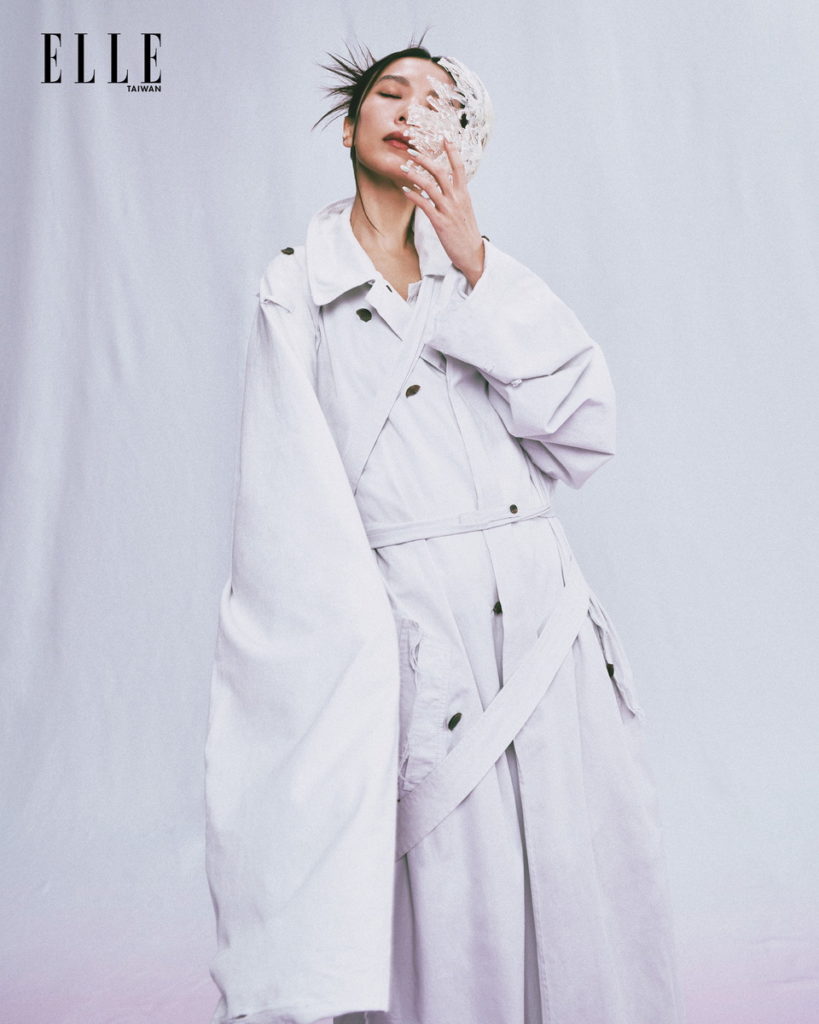 大衣(BALENCIAGA);面具(YU WEN CHING)。照片轉載自「《ELLE》國際中文版雜誌」