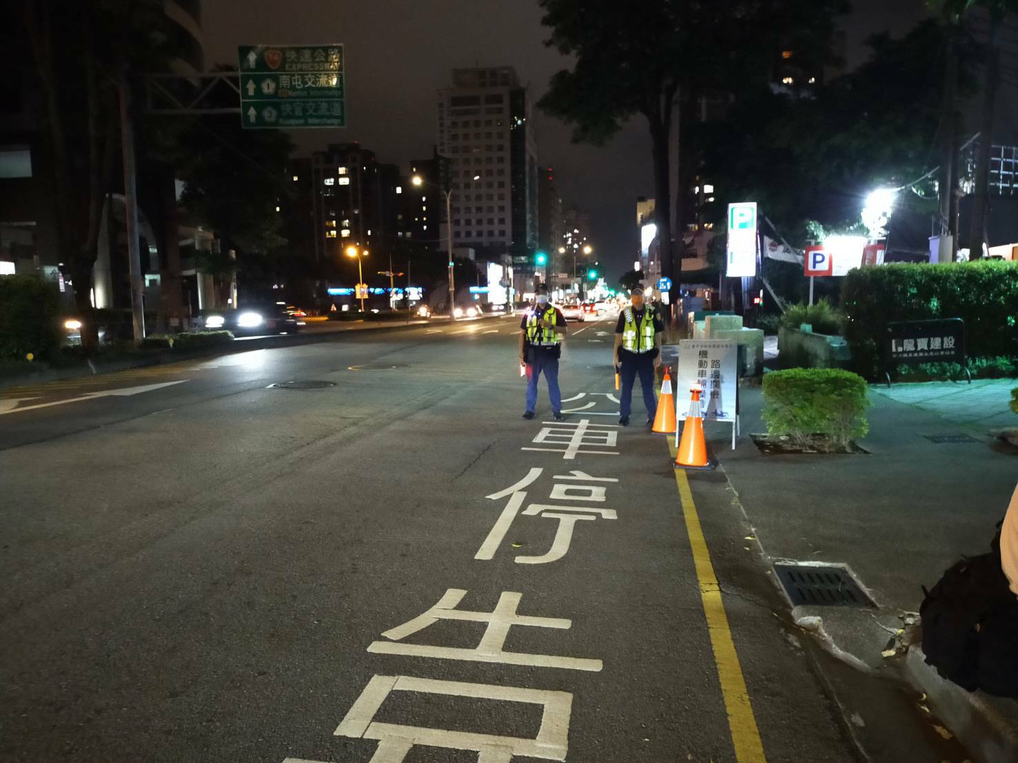 ▲警方於道路上攔查行駛噪音過大車輛,至環保局檢測站受檢 (圖/台中市警察局 提供)