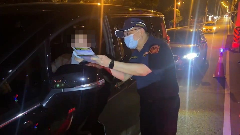▲交警大隊長向開車民眾宣導勿酒後駕車    (圖/台中市警察局 提供)
