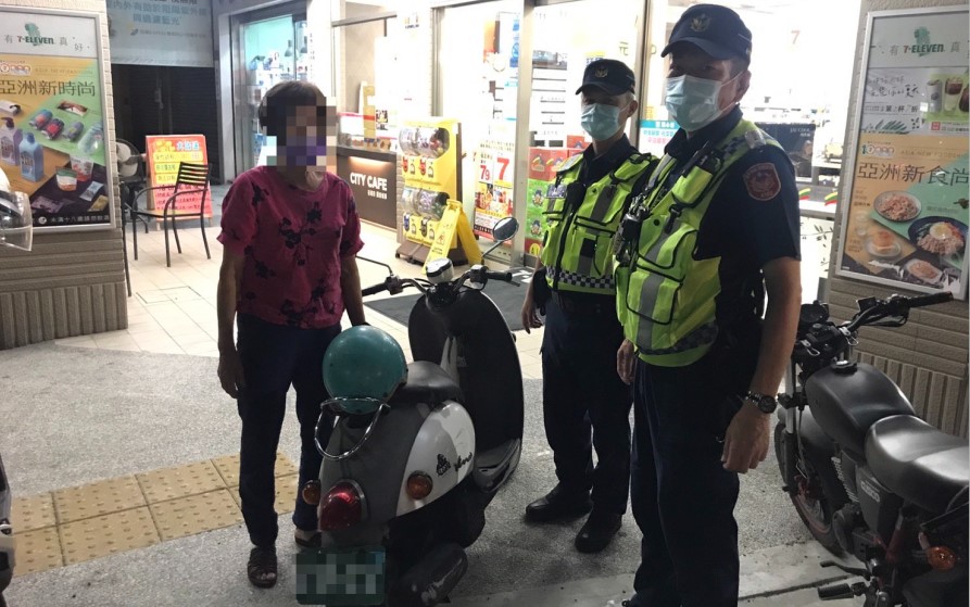 ▲南屯所員警在超商前找到朱姓阿嬤遺忘的機車與木瓜 (圖/台中市警察局 提供)