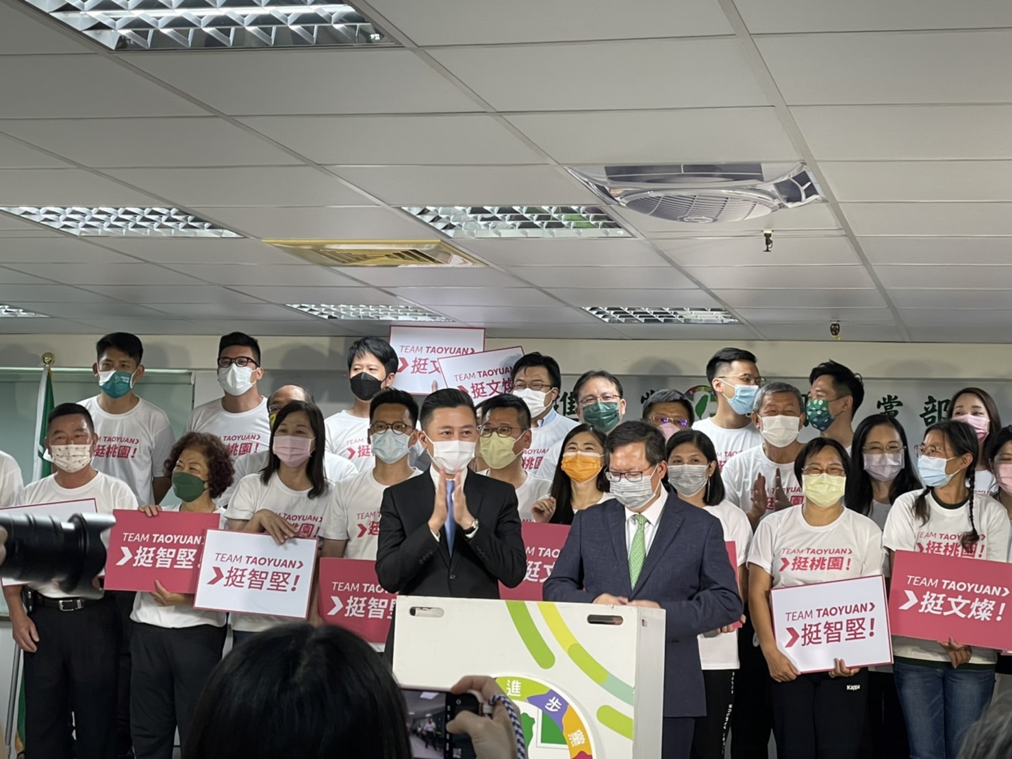 民進黨桃園市長參選人林智堅、桃園市長鄭文燦。記者潘永鴻 攝影.