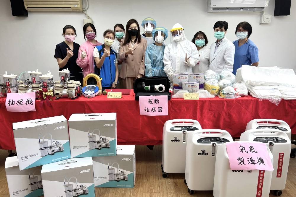 用愛為防疫加油打氣 愛爾麗集團捐贈八德榮家醫療儀器及防護裝備 54 New Project 48