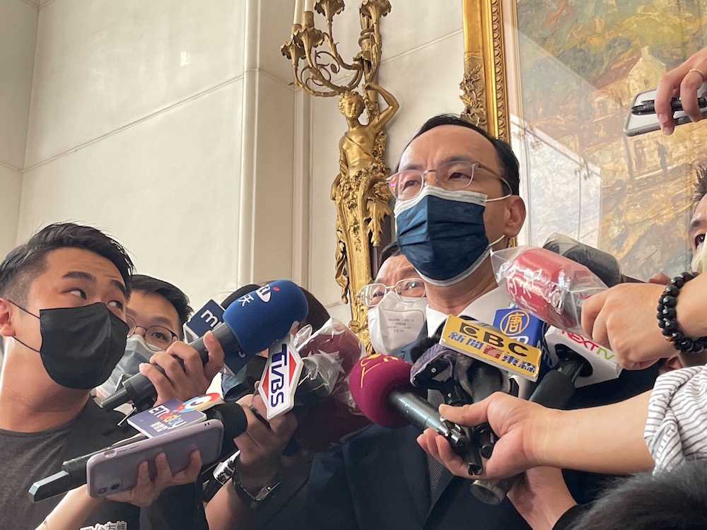 朱立倫弔安倍晉三稱國民黨好朋友 又嗆鄭文燦:侯友宜弱你來選 26 前日本首相安倍晉三7月8日遇刺身亡,國民黨主席朱立倫11日率重要黨公職前往弔唁。朱受訪稱,安倍前首相是國民黨好朋友。