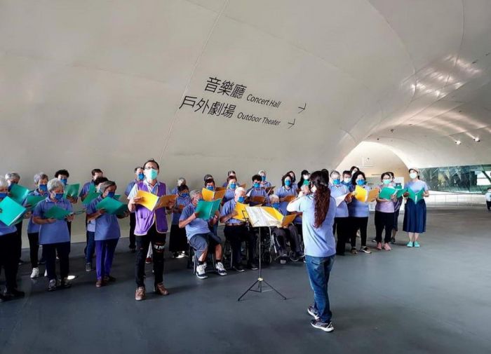 高市海光里長輩組成新海光開心果合唱團演出獲好評