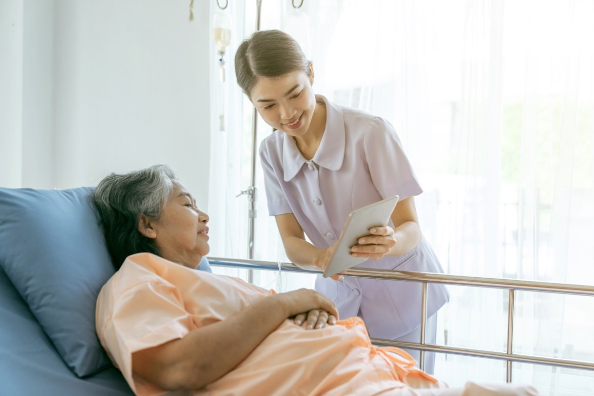 藥害救濟基金會:護病溝通多理解 治療更順利 19 nurse inform health examination results encourage senior elderly woman patients hospital medical senior concept