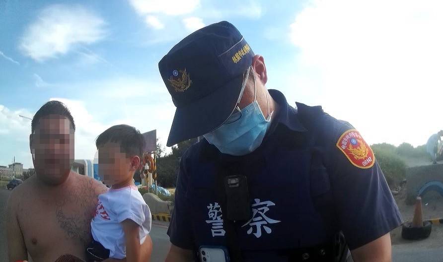 2歲男童竹圍漁港走失急哭 大園警協尋父母 20 156191