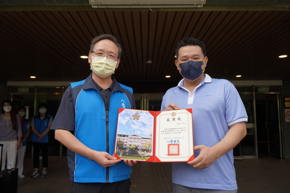 萬能科大EMBA傳愛八德榮家 捐贈營養品守護長輩健康 20 八德榮家酆世俊主任左致贈感謝狀由萬能科大EMBA校友會古俊庭理事長右代表接受