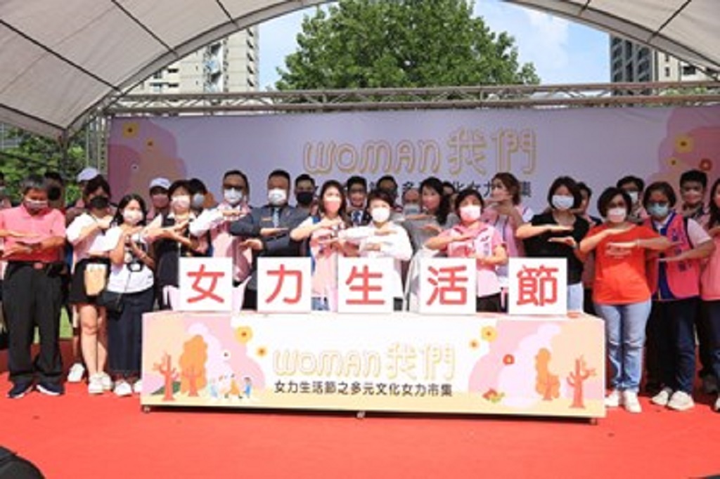 圖片說明:國際青年商會中華民國總會為台中女力注入支持力量,日前捐贈市府1萬片衛生棉,市長盧秀燕親自出席代表受贈。(記者謝榮浤翻攝)