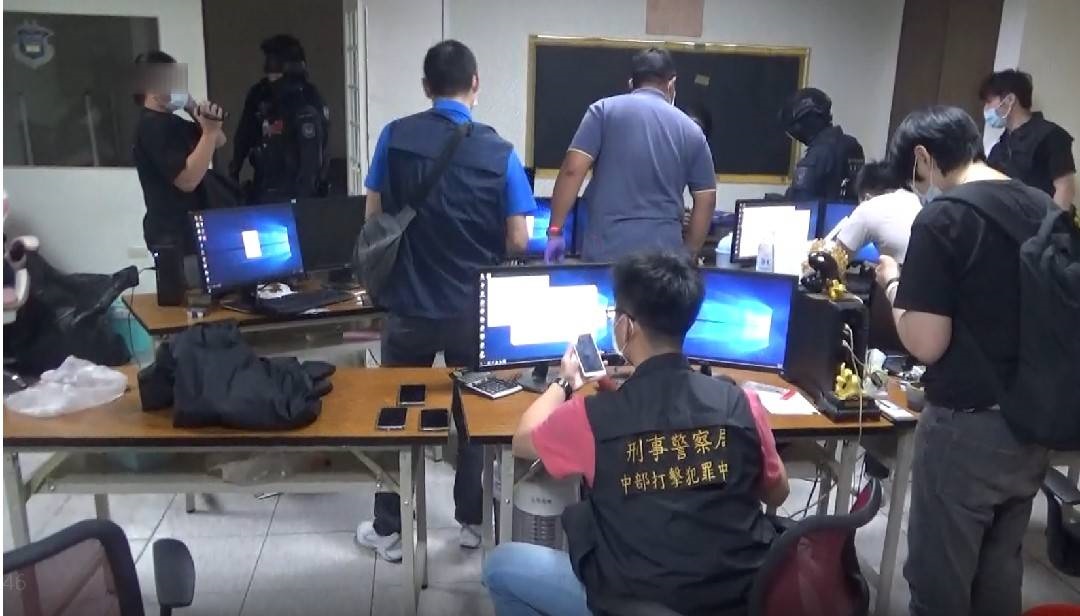 圖片說明:中市警局針對網路博弈組成專案小組,迄今已破獲多場線上博弈機房、call客中心等,杜絕更多賭客遭詐。(記者謝榮浤翻攝)
