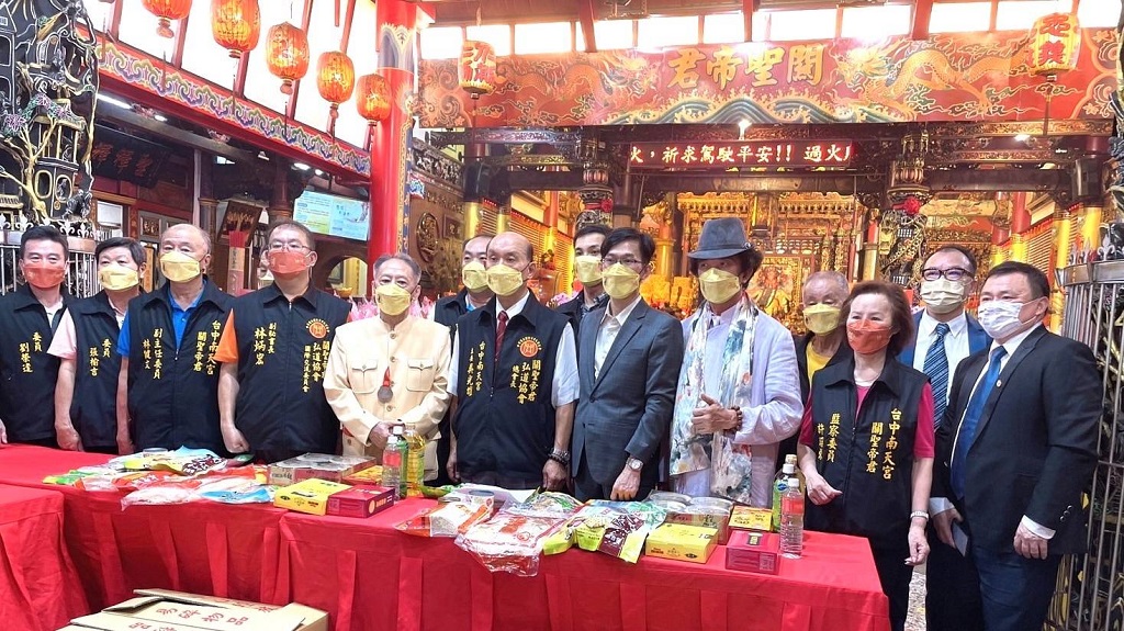 圖片說明:台中市南天宮主委吳光雄於慶典先期記者會後與國寶級大師廖建順院長、林品陞院長、林宗茂大師等貴賓合影。(記者謝榮浤翻攝)