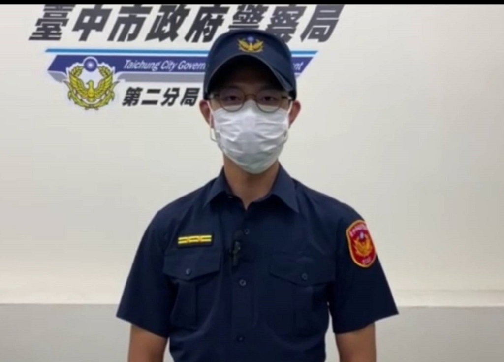 圖片說明:中市警第二分局文正所所長李健瑋說明日前臺中竊車犯嫌拒絕停車受檢加速逃逸案。(記者謝榮浤翻攝)