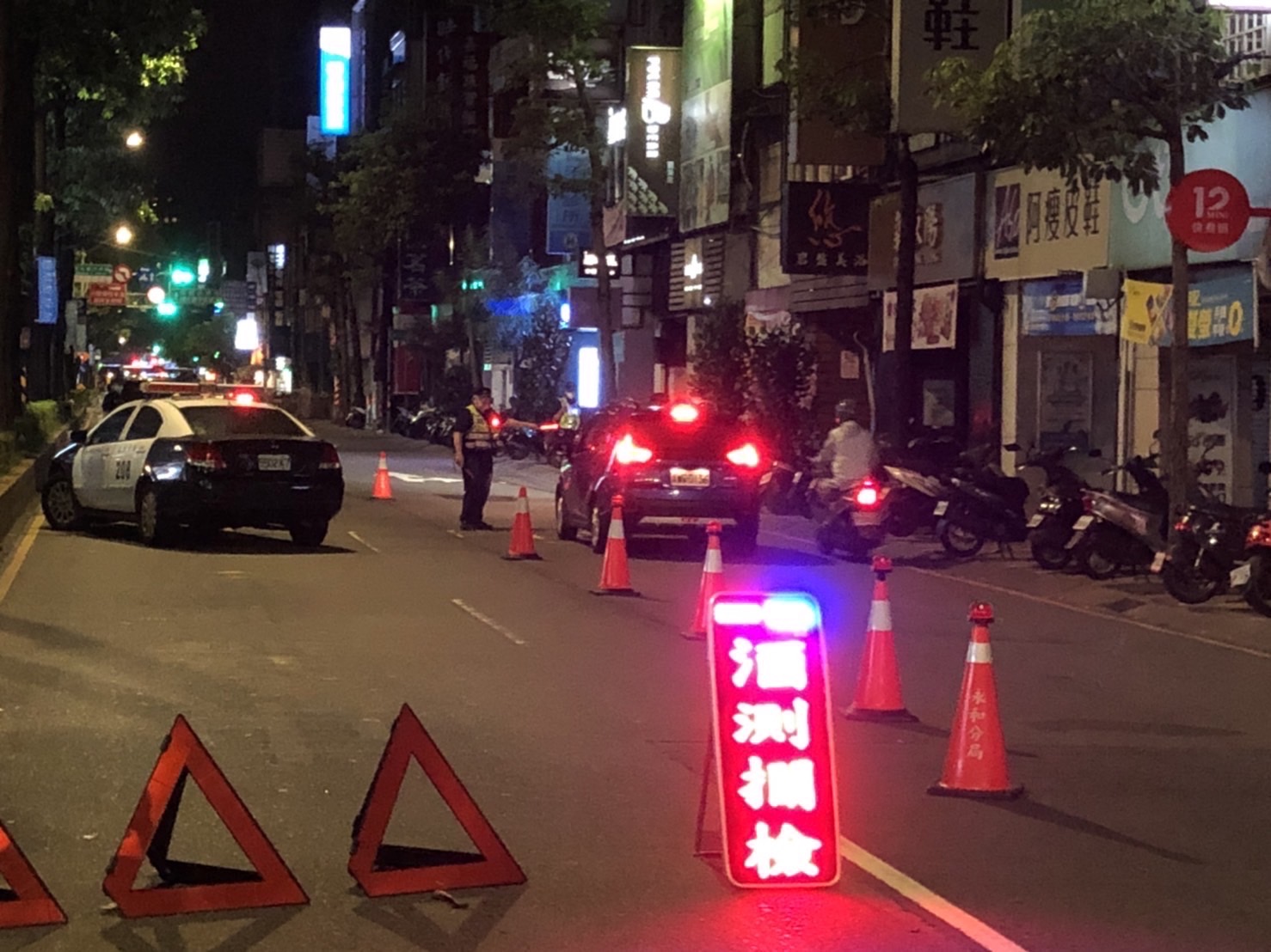 圖片說明：永和警分局為防制青少年無照駕駛、違法改裝、噪音車、酒駕等違（規）法等危險駕駛行為，執行擴大臨檢。（記者徐煜勝翻攝）