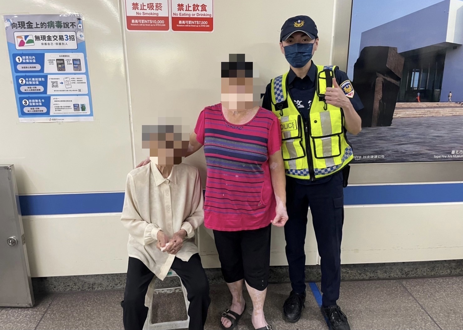 圖片說明:海山暖警利用系統聯繫到家屬,順利協助老婦返家。(記者戴昱弘翻攝)