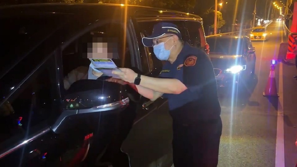 圖片說明:臺中市政府警察局交通警察大隊長徐坤隆親向民眾宣導酒駕零容忍相關法規。(記者謝榮浤翻攝)
