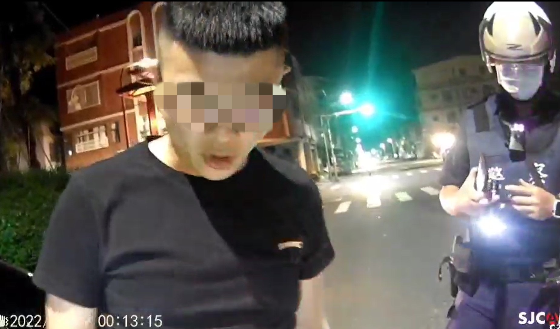 高雄男疑恍神綠燈還不走  警盤查掉出這東西 真的巴比Q了！