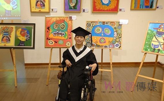 環科大腦麻生與母親一起畢業　贈畫作感謝學校傳遞愛的真誠能量