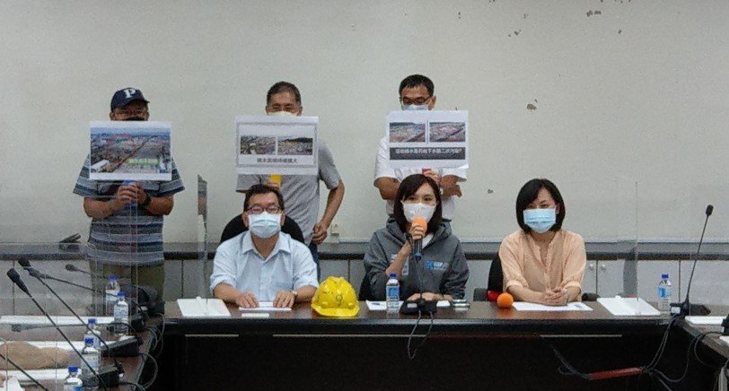 可能是 6 個人、大家坐著、大家站著和室內的圖像