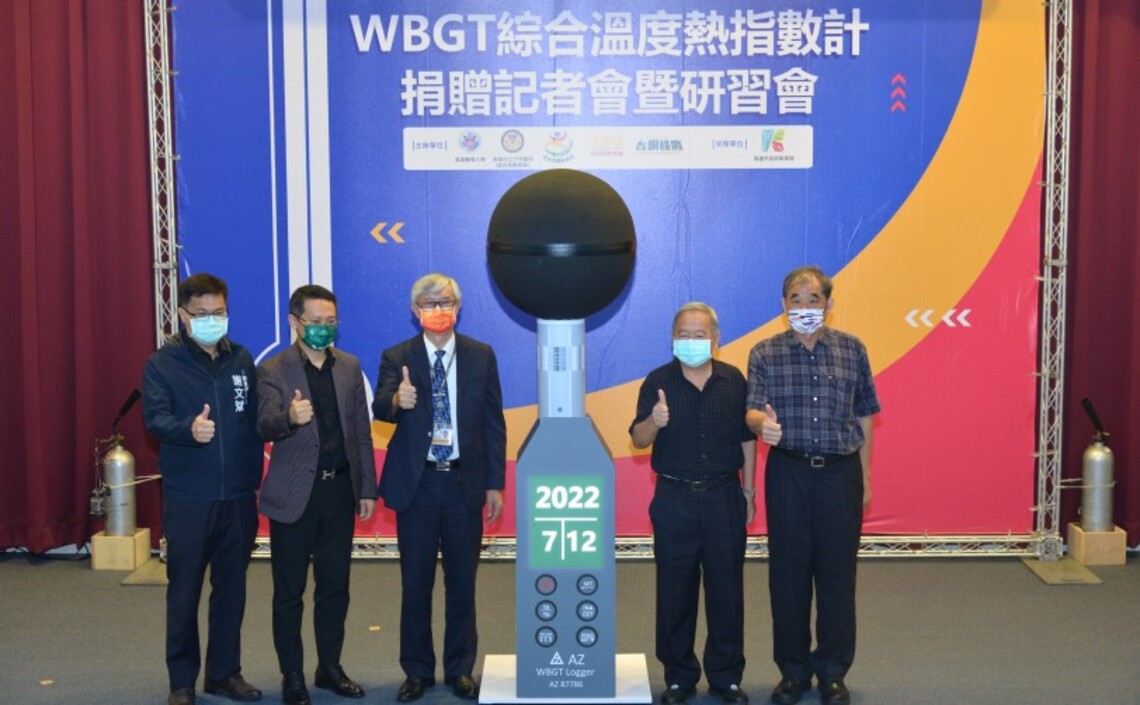 台鋼雄鷹攜手大同醫院與高市體育總會捐贈熱指數計    防範熱危害 打造校園運動安全場域