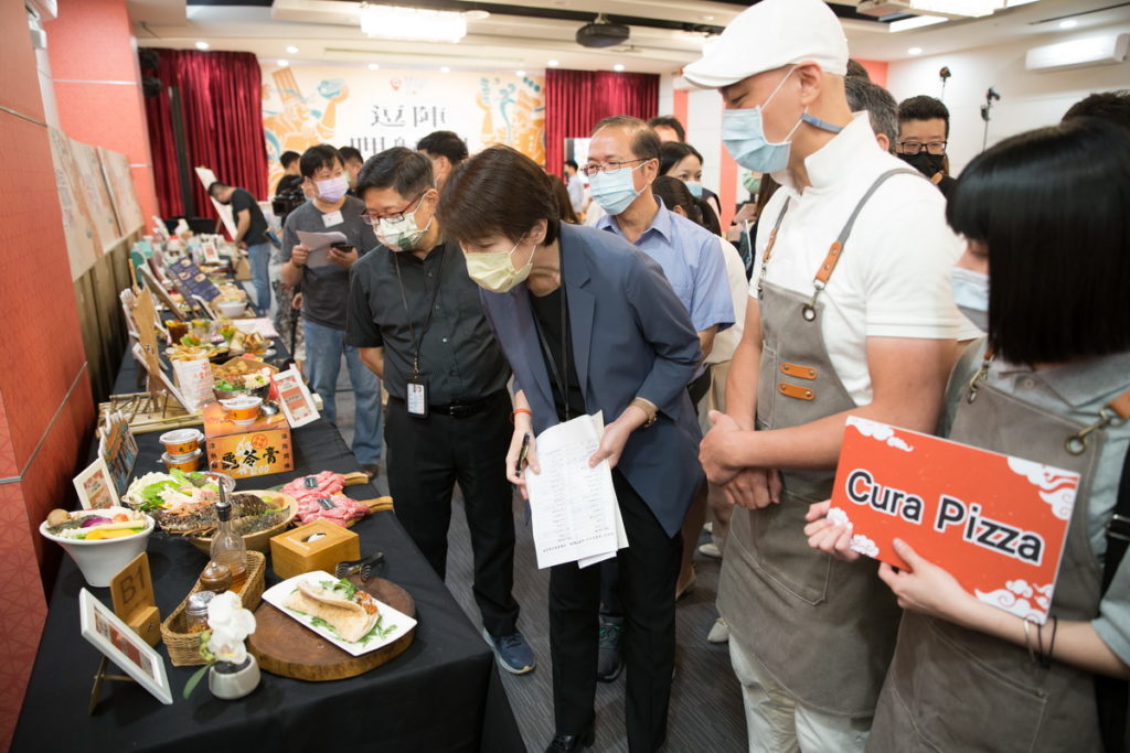 為讓民眾更加認識萬華特色美食文化，今年特別推出「美食在台北‧逗陣呷艋舺」