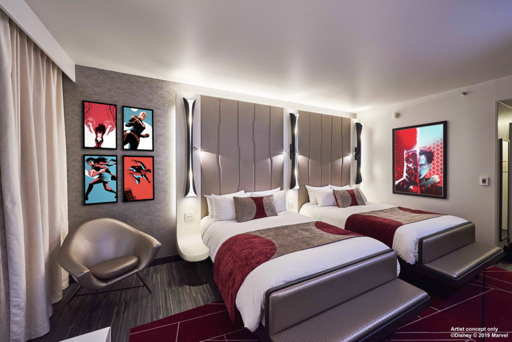 位於「巴黎迪士尼樂園」的「Disney's Hotel New York® - The Art of Marvel」以漫威為主題打造,客房內掛有漫威英雄的畫像。(圖片由Booking.com提供)