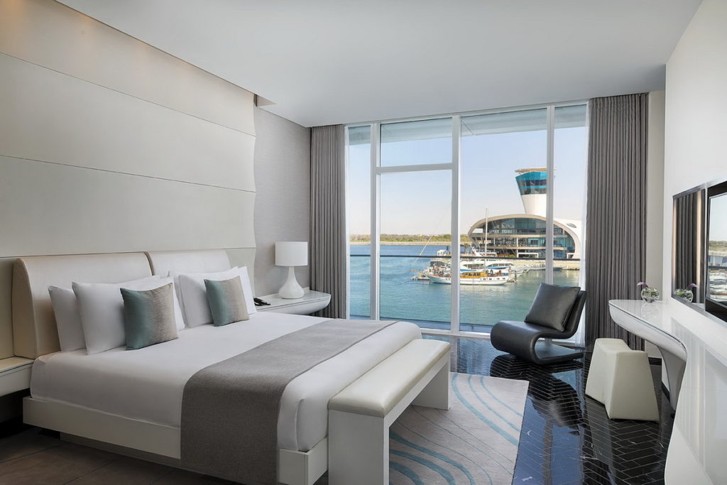 「阿布達比」「W Abu Dhabi - Yas Island」裝潢時尚,客房具有奢華傢俱和大片落地窗。(圖片由Booking.com提供)