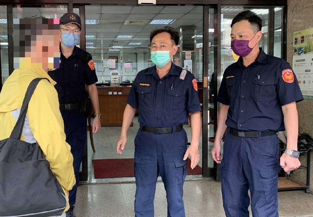 ▲民眾經員警耐心解說詐騙手法後,才驚覺自己差點匯款受騙 (圖/台中霧峰分局 提供)