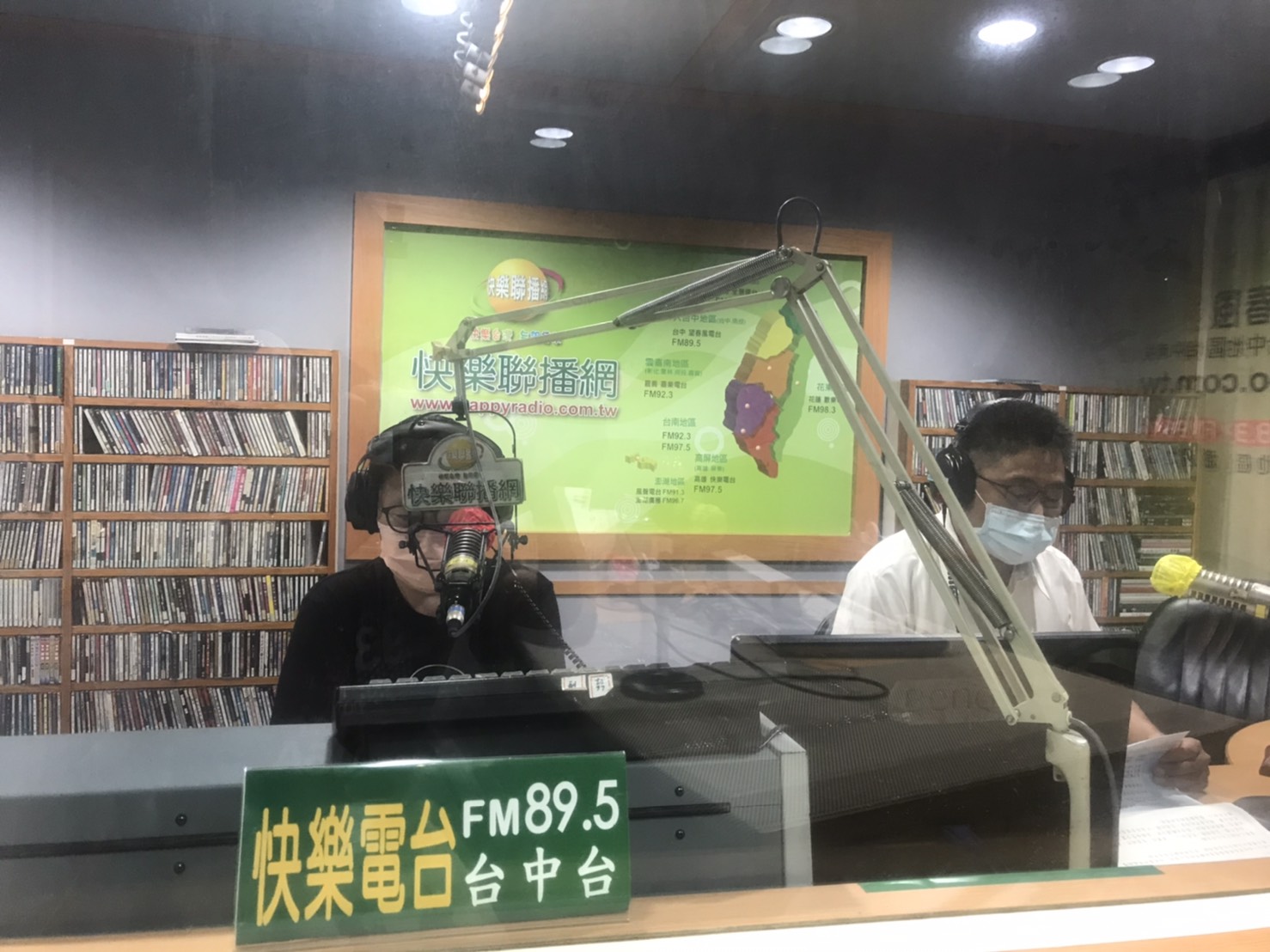 ▲豐原副分局長陳鴻斌親上望春風電台,暢談警政作為 (圖/台中豐原分局 提供)