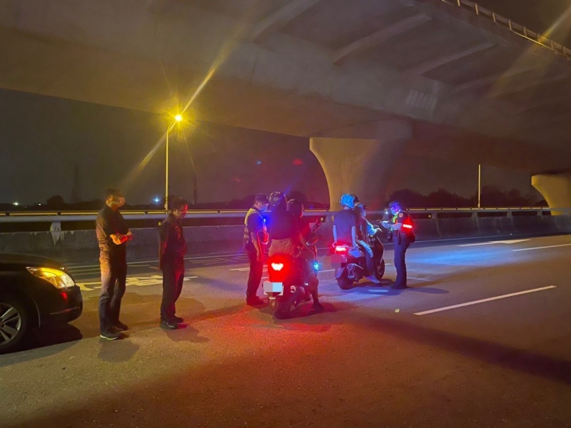 楊梅警永安漁港2晚取締22車違規 近半是無照駕駛 18 S 4251792