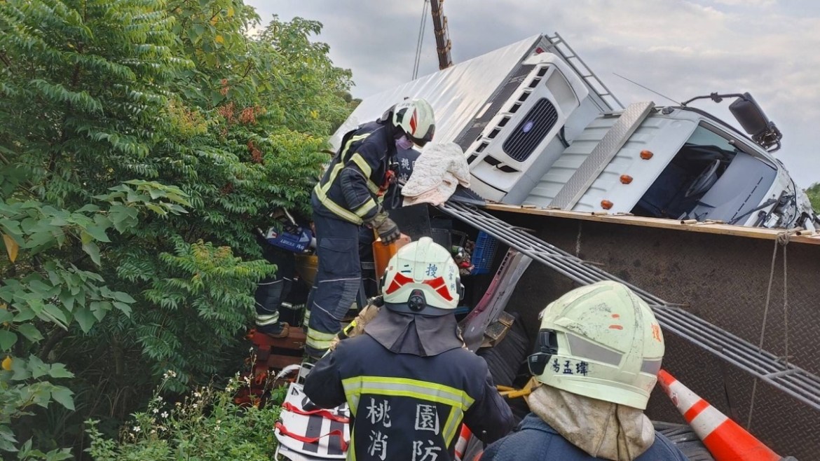 國1楊梅大貨車、工程車碰撞 嚴重翻覆1傷1死 20 4B49B5B9 7728 43B4 B992 30D61A282549