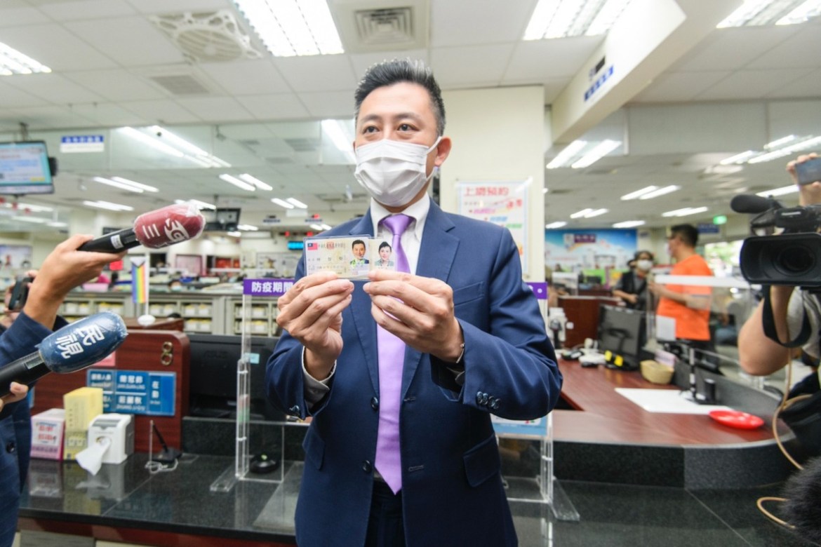 落腳中壢!論文風波延燒 林智堅:學術倫理委員會將還我清白 15 LINE ALBUM 712赴中壢區戶政事務所遷戶籍 220712