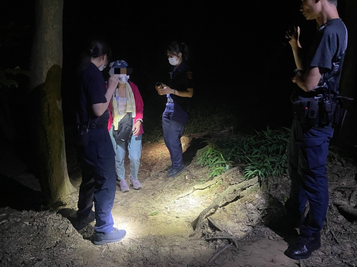母女福人登山步道迷路 楊梅警摸黑伸援 19 S 4268052