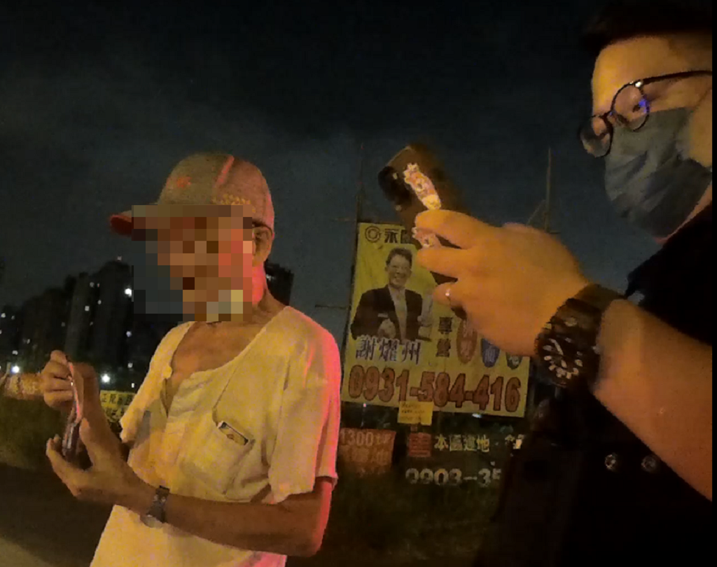 圖片說明:中警四分局南屯派出所員警日前發現八旬失智老翁騎車迷航速助其返家。(記者謝榮浤翻攝)