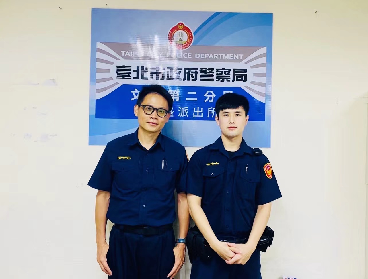 圖片說明:萬盛所警員林志信(左)、黃禹喬(右),協助八旬老翁送醫救治。(記者吳萍翻攝)