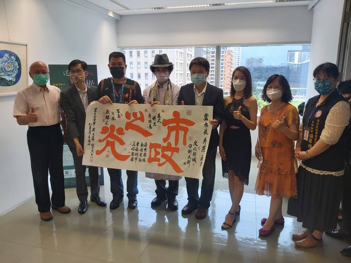 圖片說明:巿議員黃仁感謝12位藝術家發心透過慈善畫展的方式,對偏鄉學童的教育,做出貢獻。(記者林㤈輝翻攝)