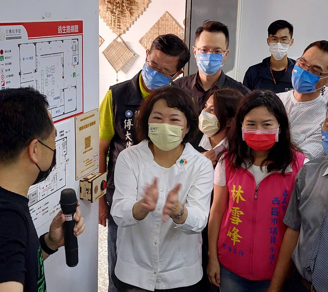 圖片說明:全國首座設有視障逃生避難圖的觀光工廠月桃故事館市長黃敏惠聽取講解說明。(記者劉治強攝)
