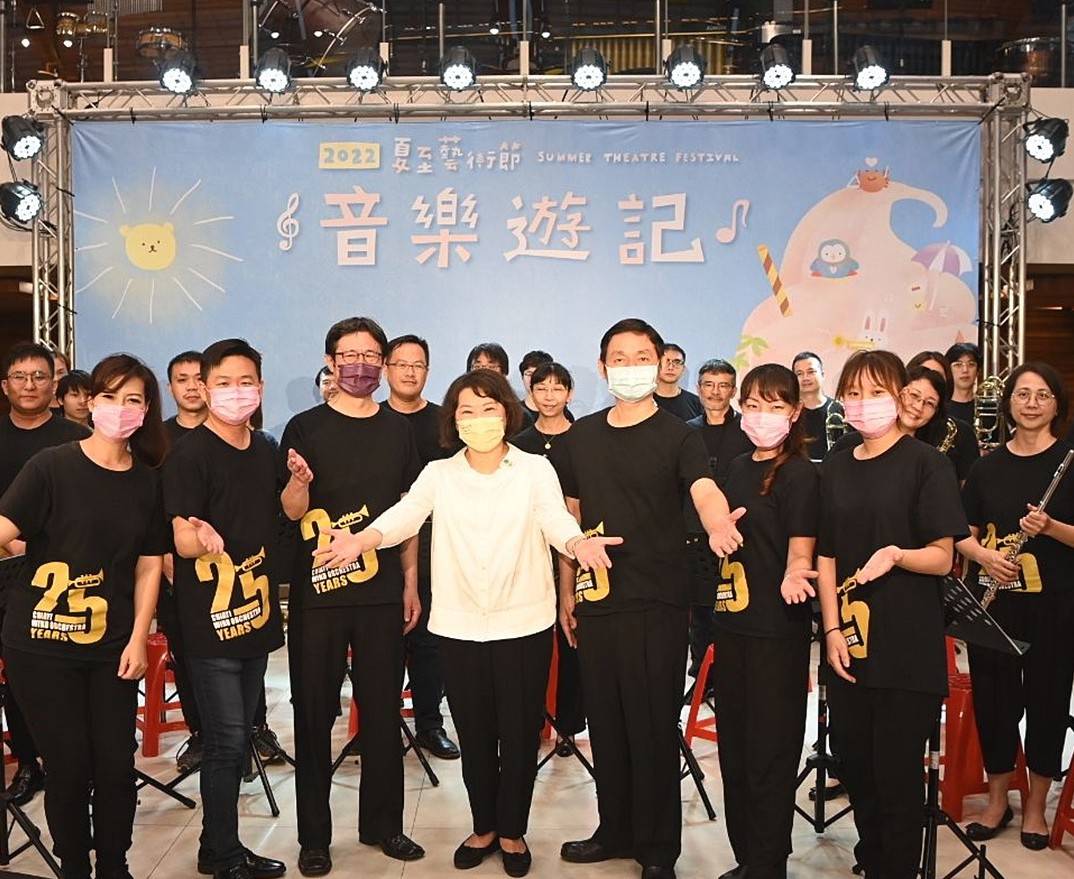 圖片說明:黃敏惠舉辦各種藝文音樂商業展覽活動吸引國旅人潮到嘉義市吃小吃美食成為五星市長。(記者劉治強攝)